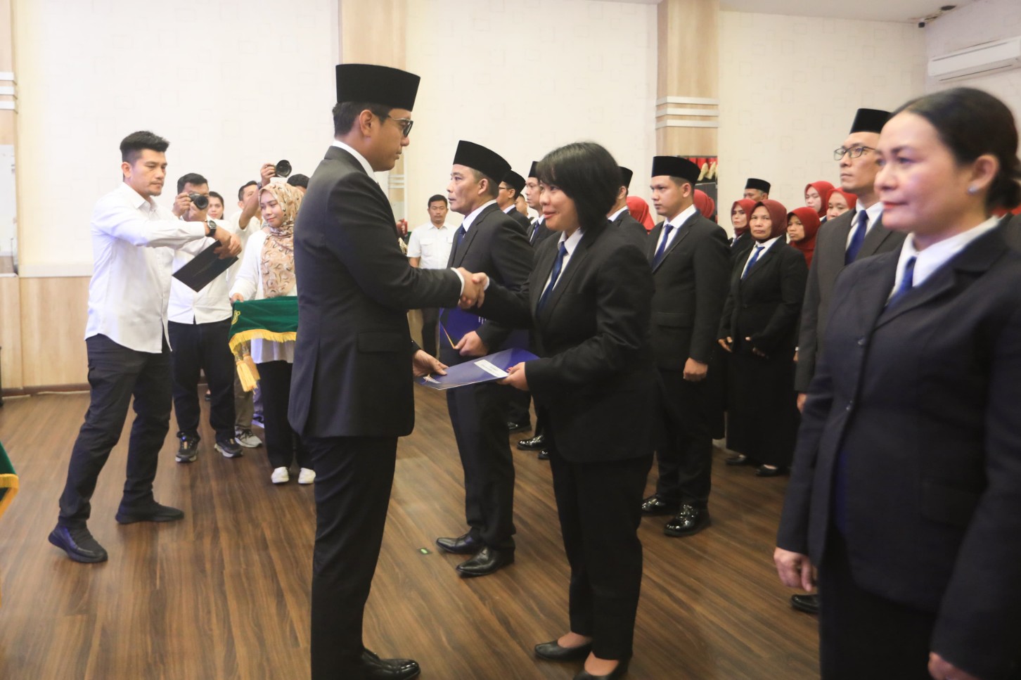 Rico Waas Ambil Sumpah Janji dan Lantik 53 Pejabat Fungsional, Pesankan Pakai Hati Dalam Bekerja Tunjukkan Profesional dan Integritas