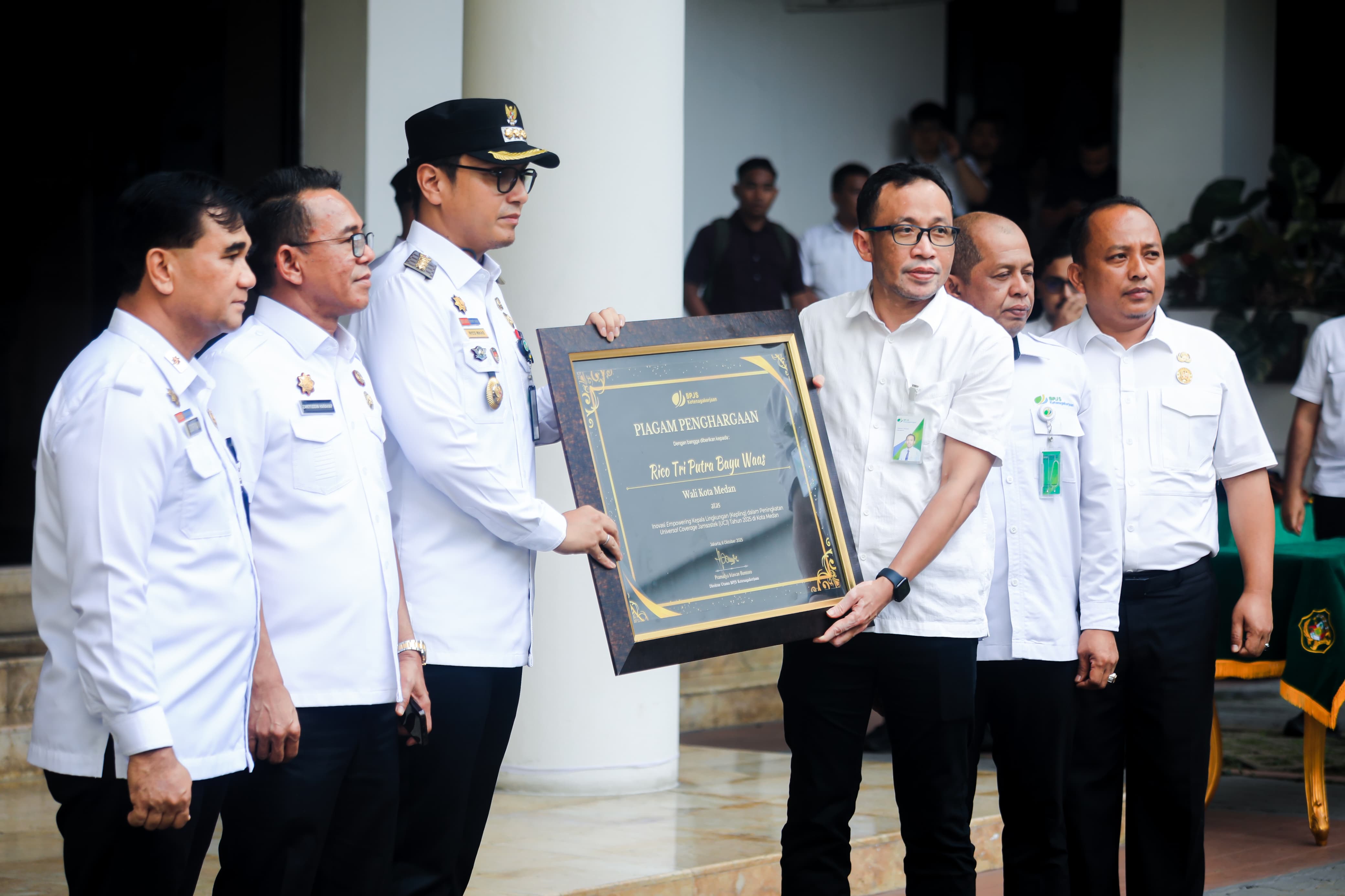 Rico Waas Terima Piagam Penghargaan, Program Empowering Kepling Jadikan Medan Kota Pertama di Indonesia Dalam Perluasan Perlindungan Jaminan Sosial BPJS Ketenagakerjaan